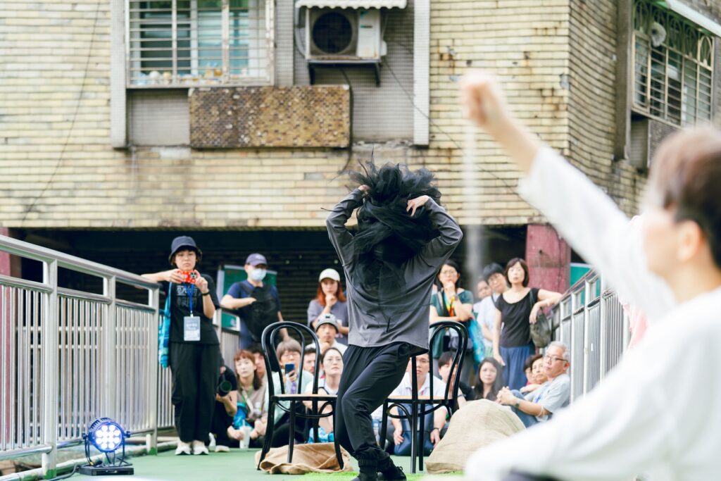 「藝術報國」今年推出速寫系列1作品，4月在萬華天橋上演出。（圖/文化局提供）
