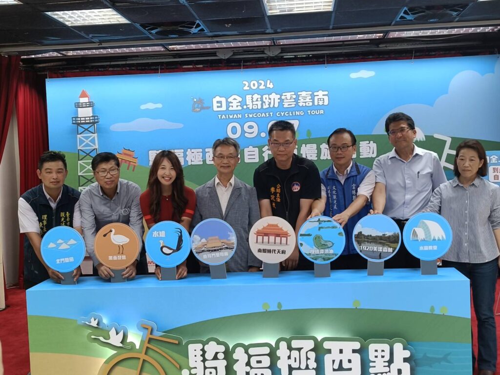 ▲主辦單位與雲嘉南縣市政府代表大力為活動行銷造勢。（記者 辛澎祥/攝）