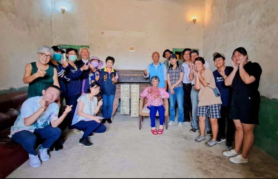 ▲活動主協辦方與在地民眾合影留念。(圖/南美館 提供)
