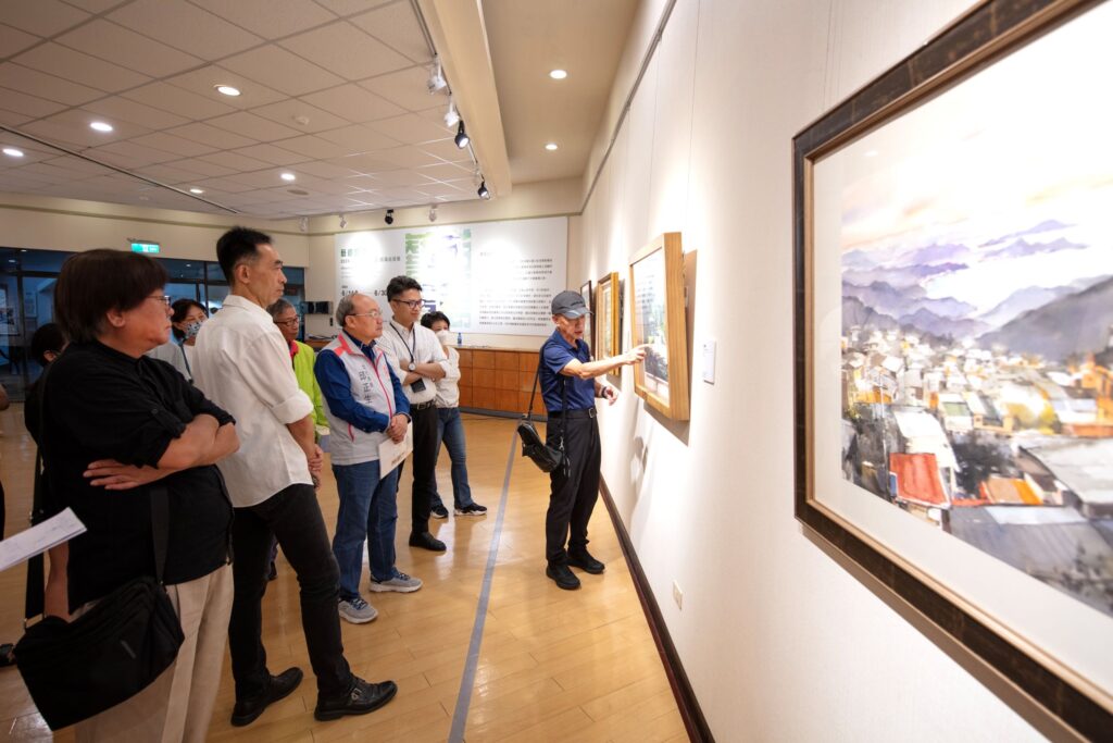 ▲主協辦方代表與貴賓聽取館藏作品之導覽。（圖/國父紀念館 提供）