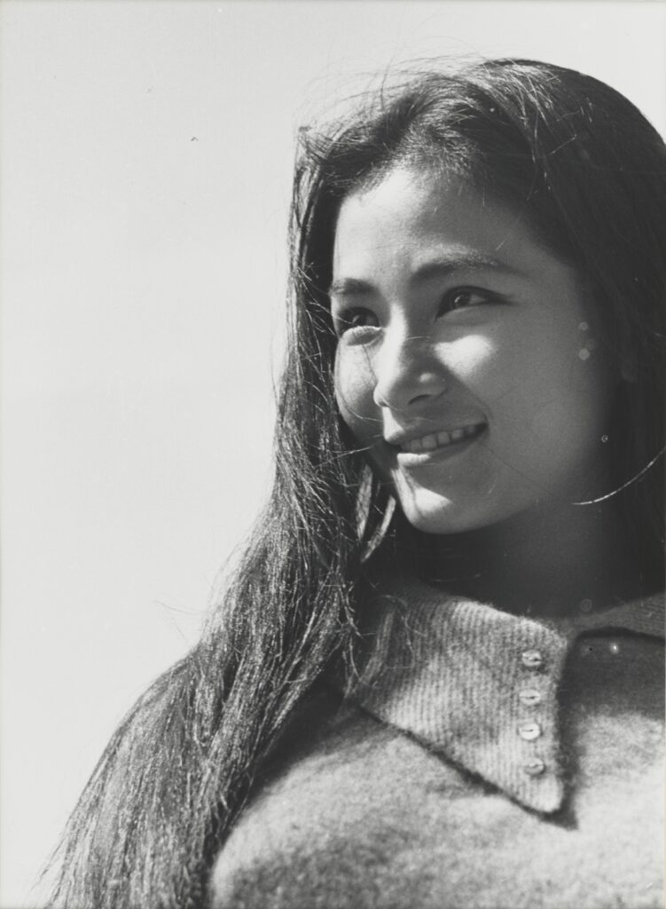 謝震隆，〈情人石-鄭佩佩〉劇照攝影，1964。（圖/國家攝影文化中心提供）