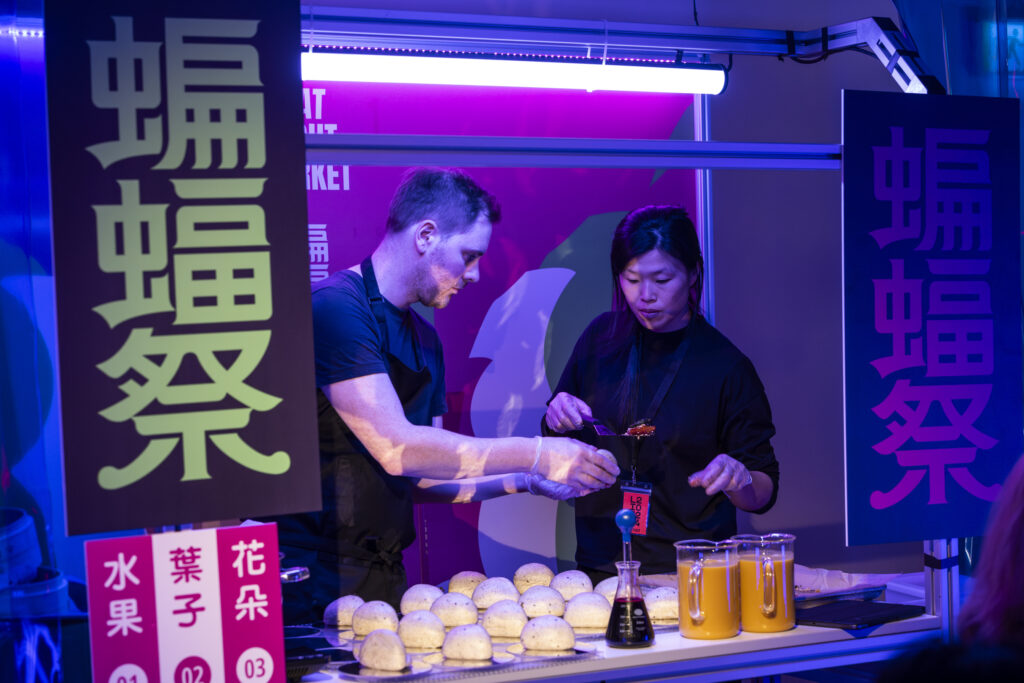 北藝中心與倫敦國際戲劇節共製的作品《蝙蝠祭》，觀眾可吃、可聽、可看、可玩。（攝影©ellie-kurttz，臺北表演藝術中心提供）