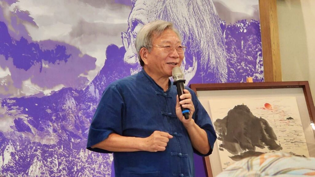 ▲知名水墨畫家林永發教授，在個展開幕式上侃侃而談他的創作心境，對未來顯得胸有成竹般的自信。（記者 辛澎祥/攝）