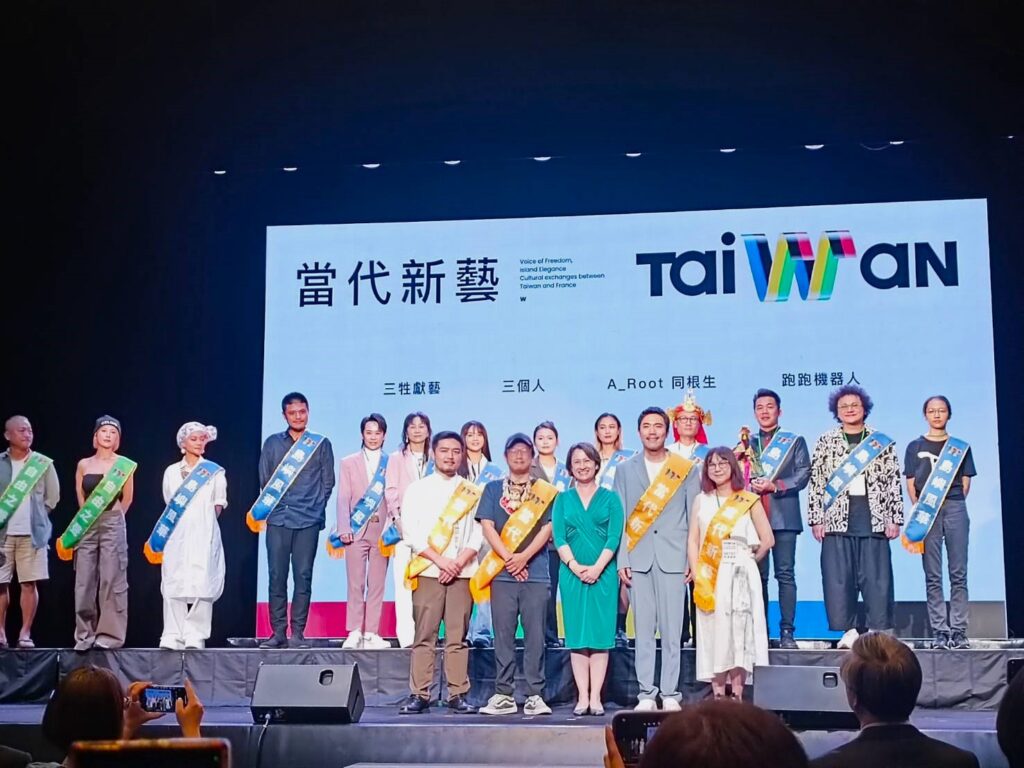 副總統蕭美琴為「世界共融」表演團隊代表綬帶。 (記者 陳安婷/攝)