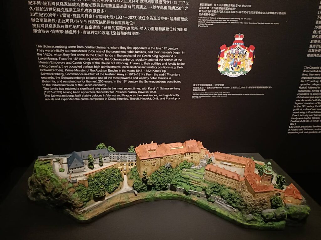 ▲捷克的中古世紀城堡圖像，帶領觀者稹密探究。（記者 辛澎祥/攝）