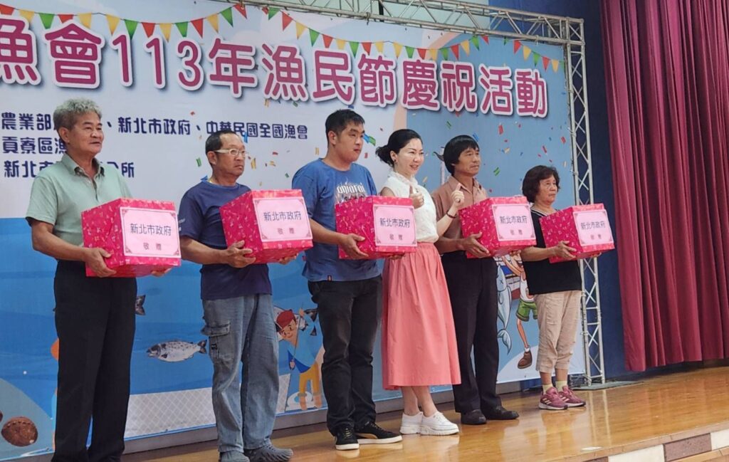 ▲獲得榮耀獎勵的漁民個人及代表,開心合影留念。(圖/新北市漁業處 提供)