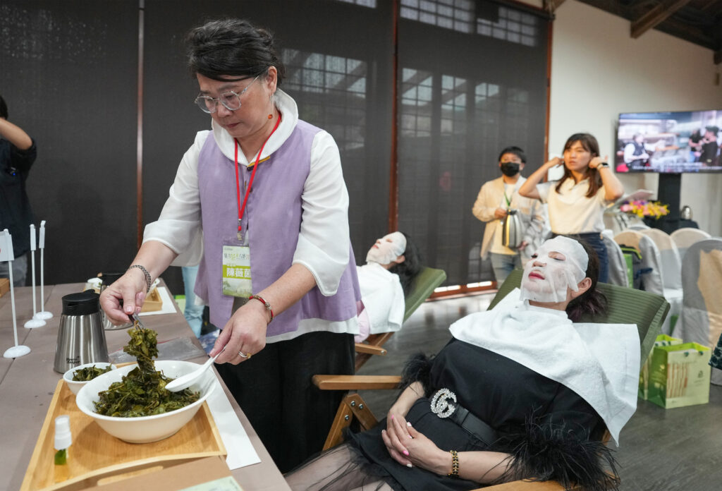 ▲以茶葉及面膜來讓遊客體驗,是這類型休閒旅遊活動行程中極具質感與特色的。(記者 辛澎祥/攝)