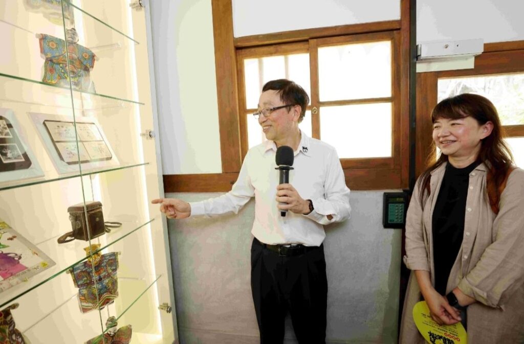 ▲文化部次長李靜慧(右)進行館方導覽時聆聽經典漫畫的展出內容。(圖/文化部 提供)