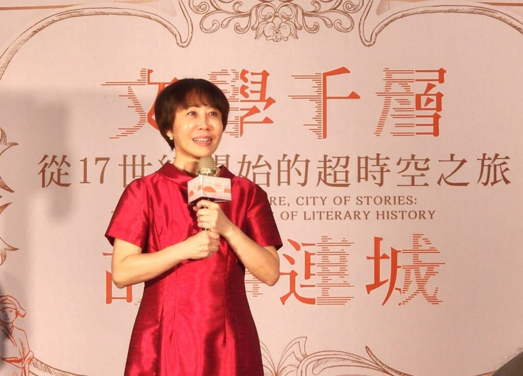 ▲臺文館館長林巾力說明特展所代表的時代性與跨越性,為臺灣文學史樹立典範。(記者 辛澎祥/攝)