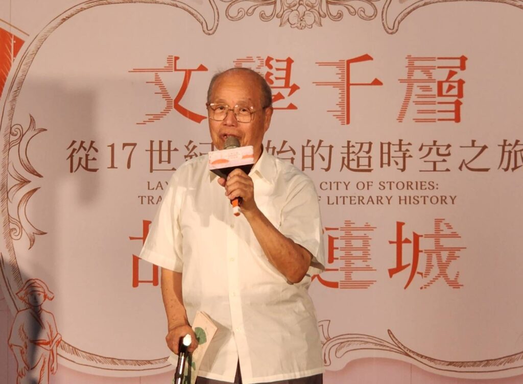 ▲知名文史學者江樹生教授侃侃而談臺灣文學發展史的社會定位。(記者 辛澎祥/攝)