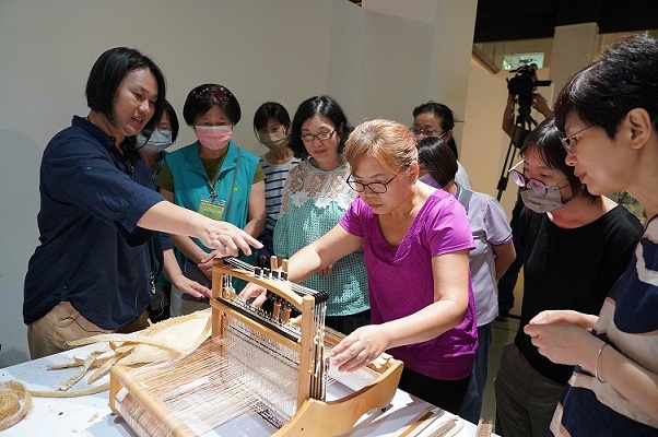吳品慧老師(左)指導學員親自體驗絲瓜絡編織技法。（圖/纖維工藝博物館提供）