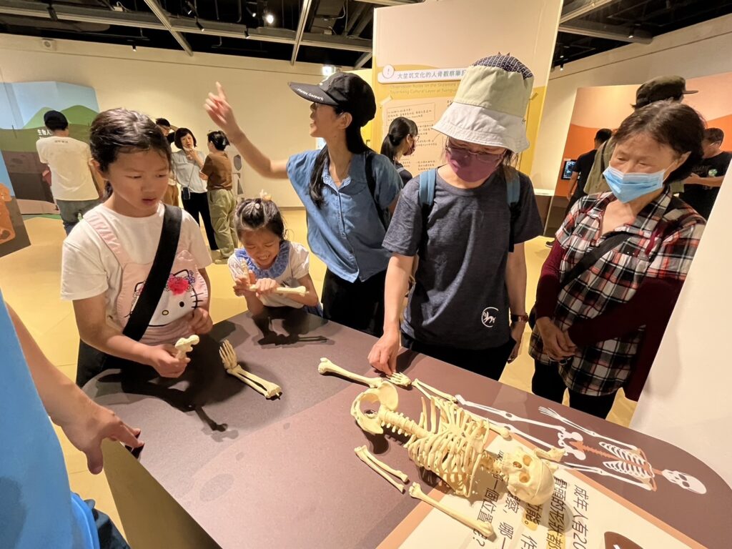 ▲民眾參與亮島第一人特展互動遊戲,顯得極有興趣。(圖/文化部文資局 提供)