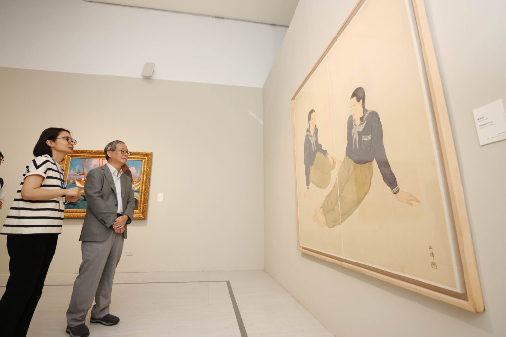 ▲文化部長李遠(左2)參觀「致未來的美術史」展覽,欣賞前輩藝術家陳敬輝作品「穿制服的少女」。(圖/文化部 提供)