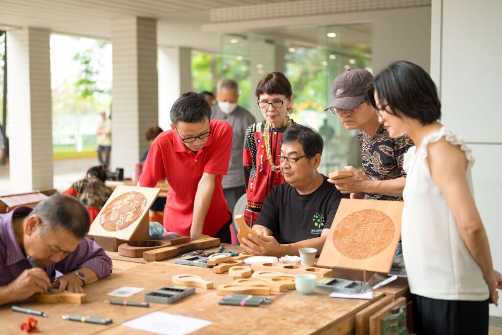 ▲人間國寶陳啟村(中)指導學生研習工藝製作技巧。(圖/工藝中心 提供)