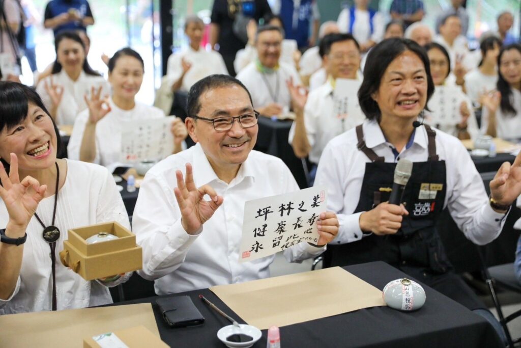 ▲新北好茶春茶上市，侯友宜市長（中）主持頒獎儀式並與出席貴賓合影留念。（圖/新北市農業局 提供）