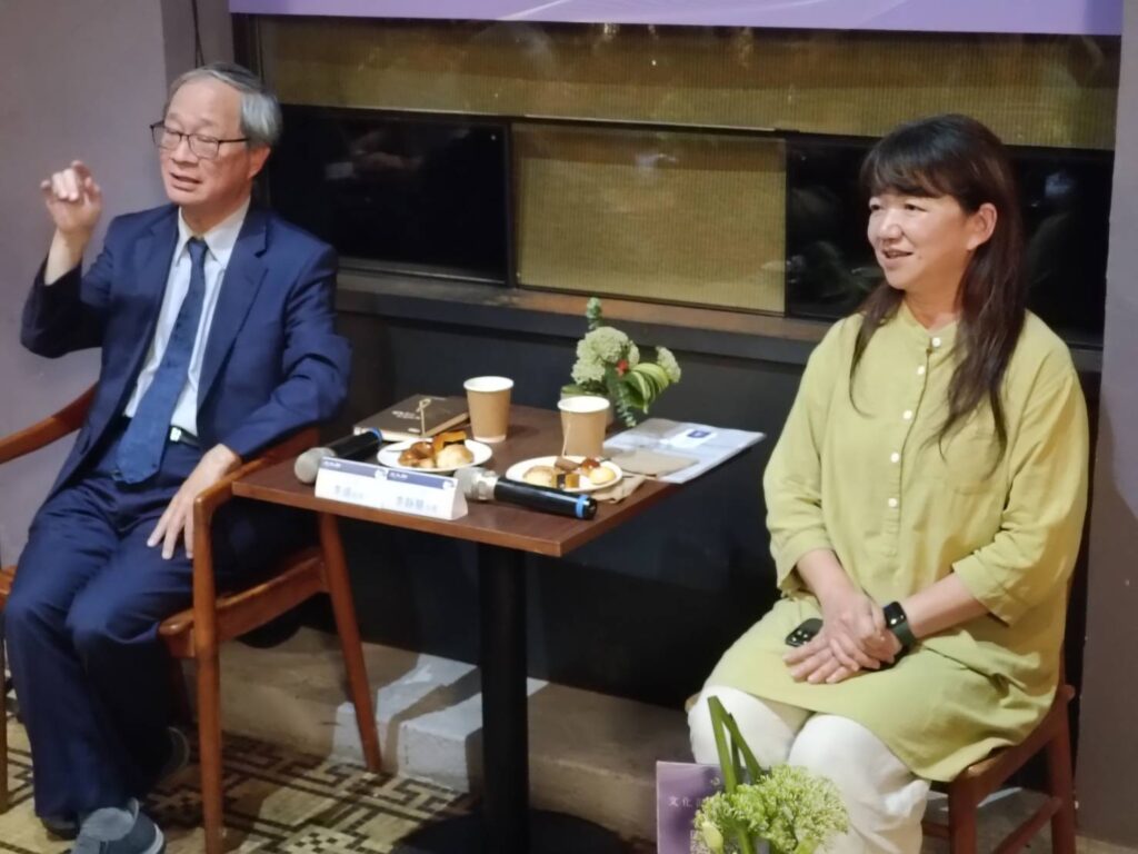 ▲在文化部政務次長李靜慧（右）的陪同下，文化部長李遠輕鬆面對媒體表達意見。（記者 辛澎祥/攝）