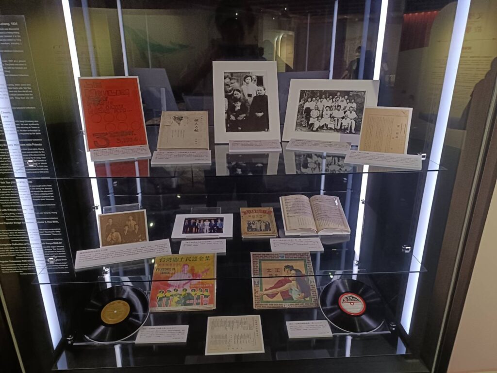 ▲特展展場圖文資訊顯得多樣與深廣層面,帶給觀者新的體會。(記者 辛澎祥/攝)