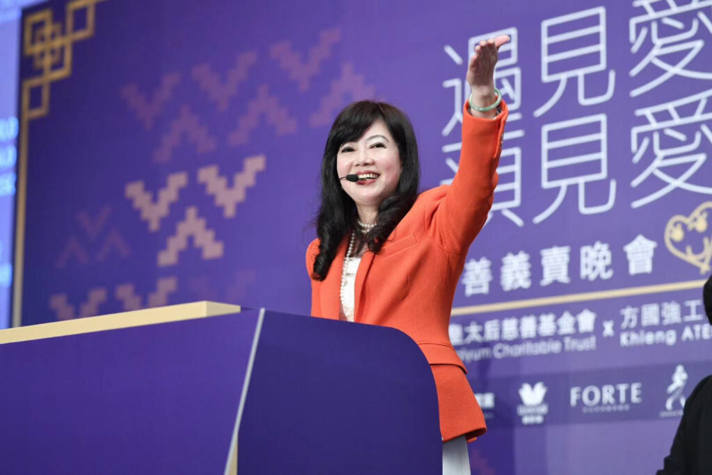 ▲作者游文玫主持慈善拍賣會。(圖/游文玫提供)