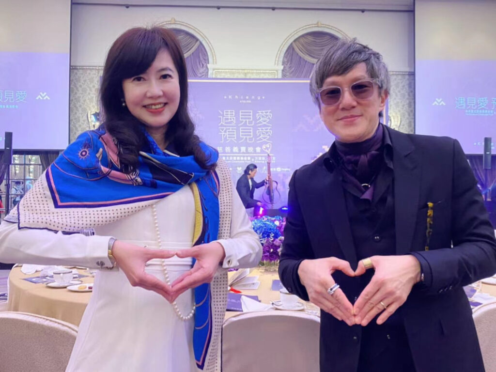 ▲拍賣官游文玫與「Meet Love • 遇見愛•預見愛－勸募義賣晚會」發起人方國強先生合影。（圖/游文玫提供）