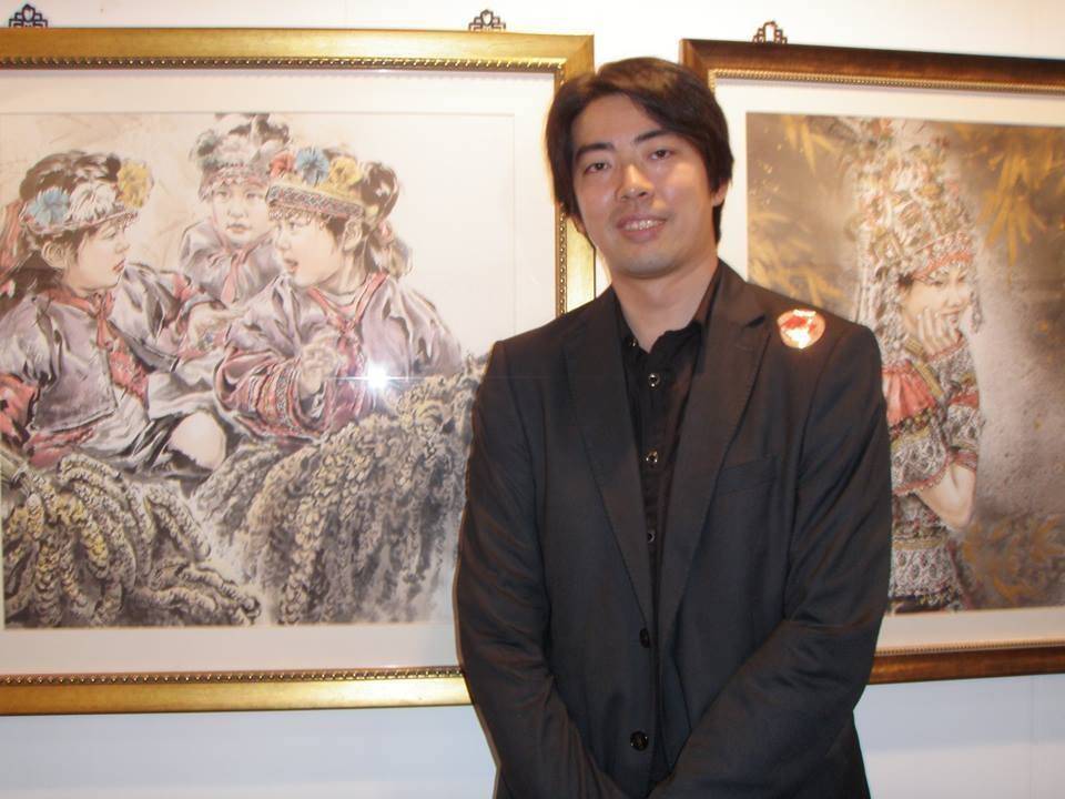 ▲畫家黃中泰的形象主照:畫家與其專擅的作品原住民人物畫一起入鏡,展現「人、品」兼顧的效果。(圖/黃中泰 提供)