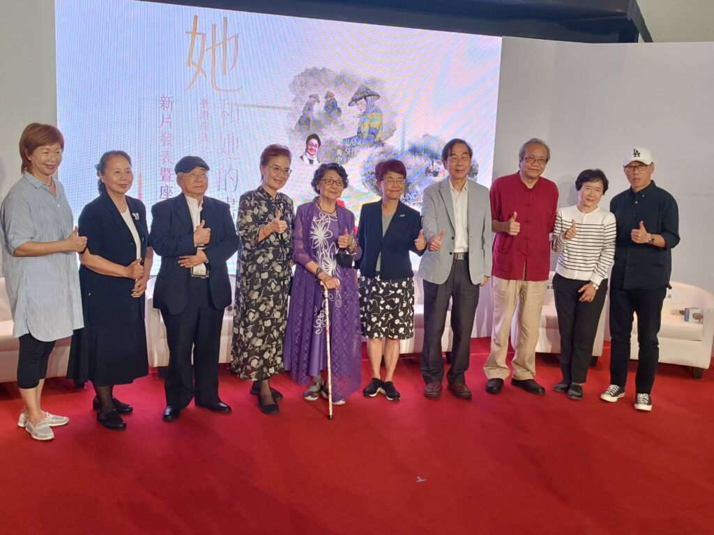 ▲出席「她和她的畫」紀錄片首映會的臺灣前輩藝術家與評論家們合影留念。（記者 辛澎祥/攝）