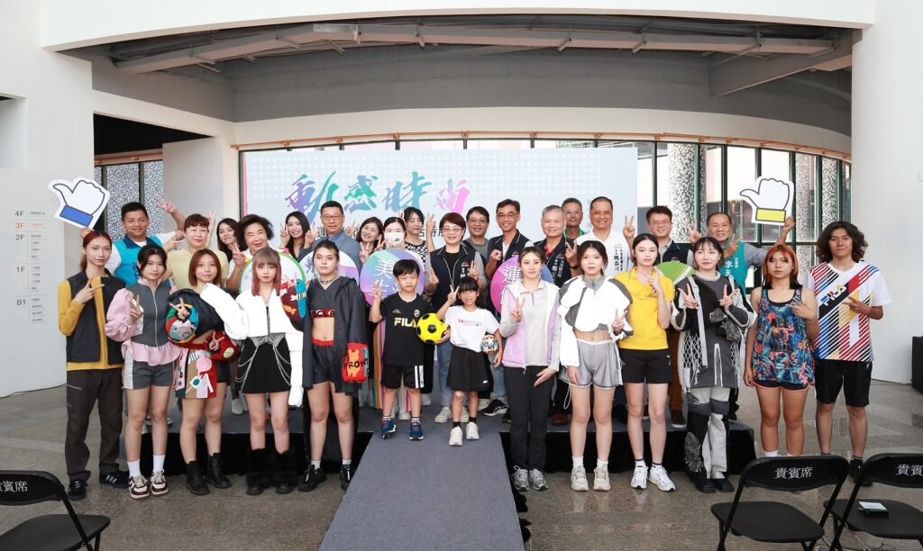 動感時尚特展開幕記者會,文化局長陳佳君與貴賓大合照。(圖/文化局提供)