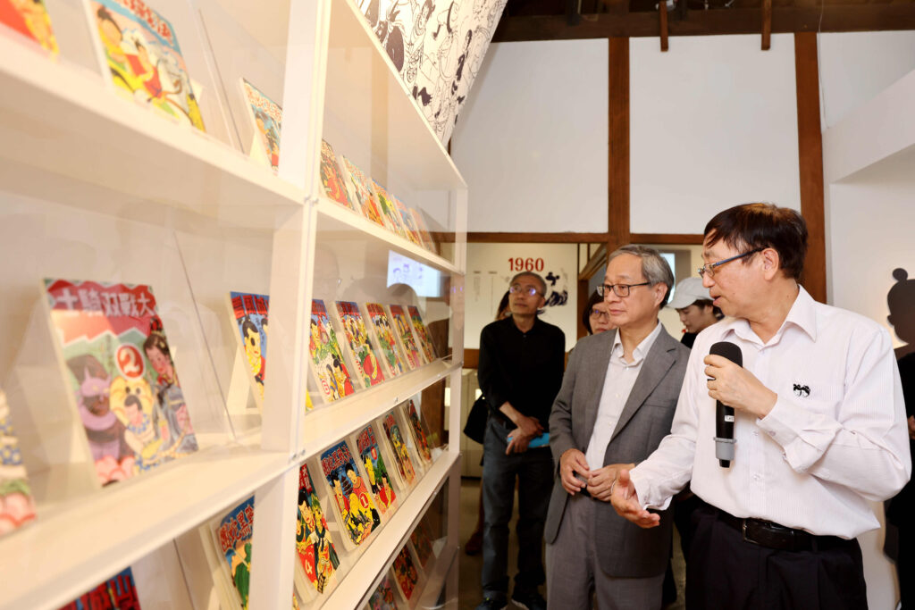 ▲文化部長李遠(右2)在葉佳龍(右1)導覽下參觀《諸葛四郎100》漫畫展。(圖/文化部 提供)