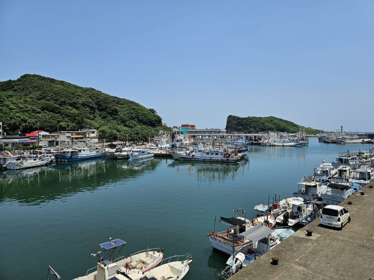 輕旅深澳漁港   走步道看海天一色   品嚐在地漁港美食