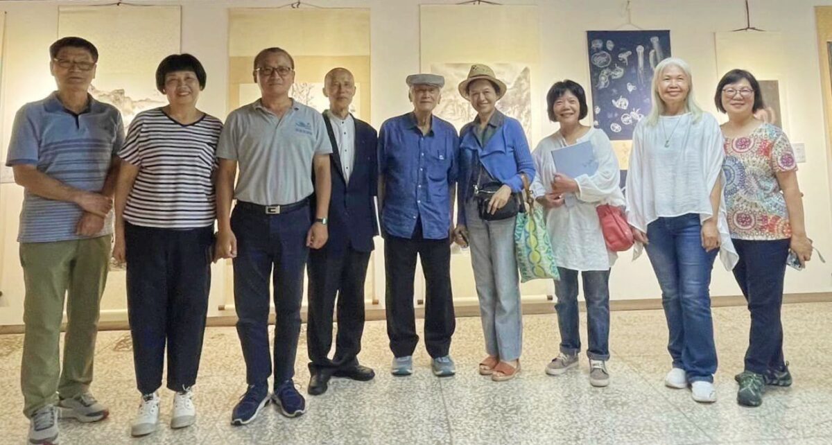 呂慶龍陪國寶級藝術家陳景容到望安鄉花宅寫生