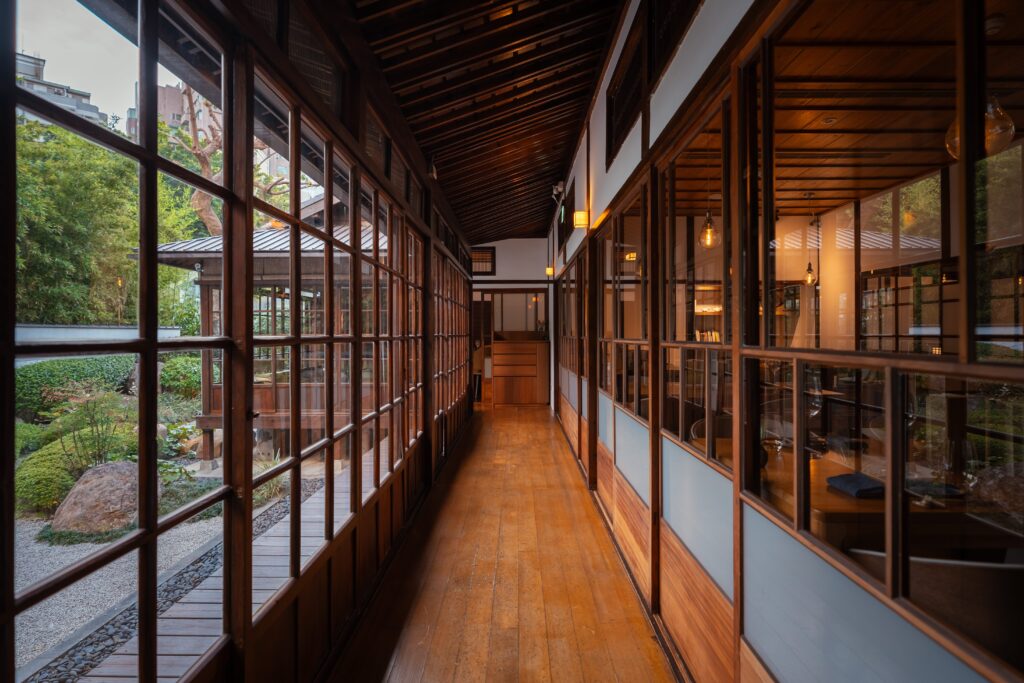 駐足樂埔町的迴廊，不僅可欣賞建築與庭園之美，亦可感受到心靈的平和。（圖/文化局提供）
