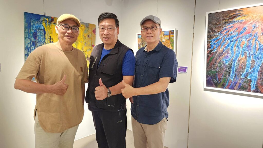▲馬祖旅台藝術家陳品言（左起）曹松清與林國勇，受度到桃園展出感到快意自在。（記者 辛澎祥/攝）