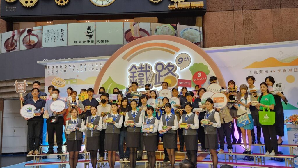 ▲出席鐵路便當節的臺日兩地便當業者,展現強勢行銷。(記者 辛澎祥/攝)