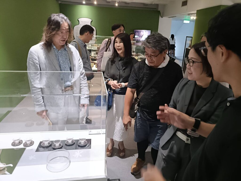 ▲在蒙藏文化中心主任高玉珍(左二)的陪同下,文化部次長王時思(右二)聽取導覽,神情愉悅。(記者 辛澎祥/攝)