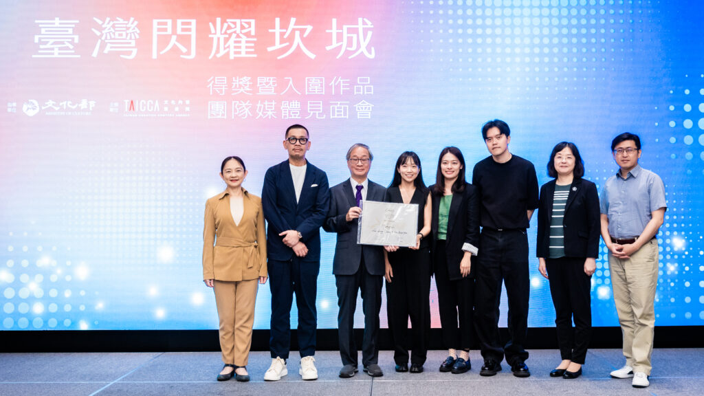 ▲文化部長李遠（左三）文策院董事長蔡嘉駿（左二）與獲獎團體開心合影留念。（圖/文策院 提供）