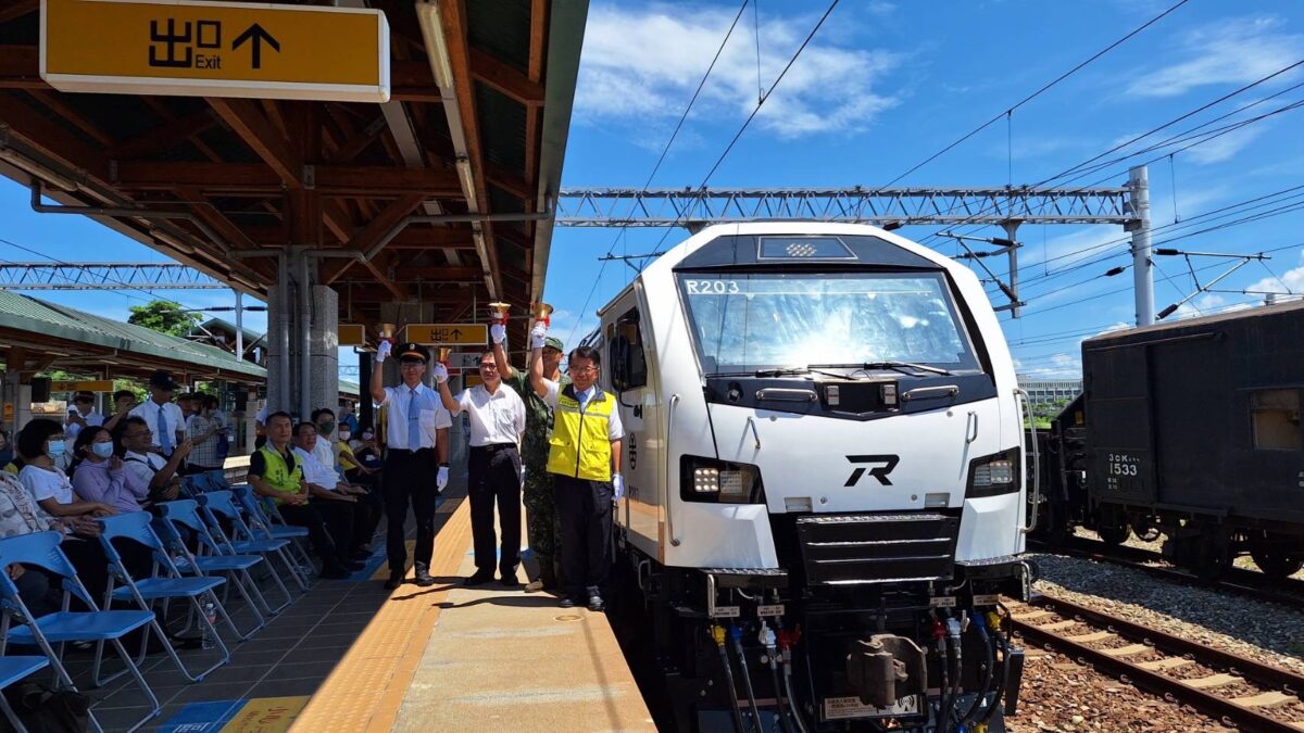 臺鐵公司R200型柴電機車首航   新舊傳承世代交接