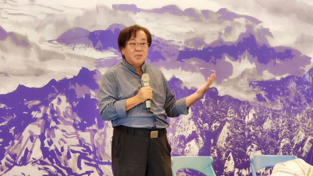 ▲李振明教授提供了水墨畫的解構與討論的不同觀點，讓傳統與現代水墨畫的發展有著交融提昇的契機。（記者 辛澎祥/攝）