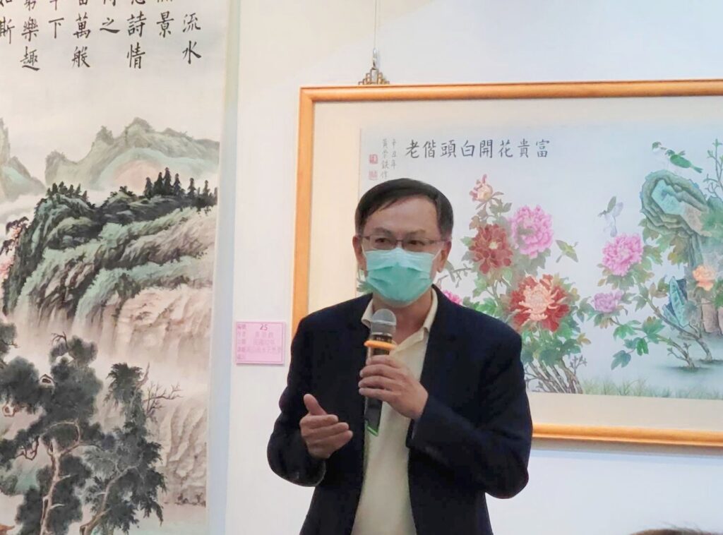 ▲文化人林泊佑的形象主照:開幕式的景境紀實,顯示以貴賓的身分致詞。背景為藝術家黃崇鉄的畫作。(圖/林泊佑 提供)
