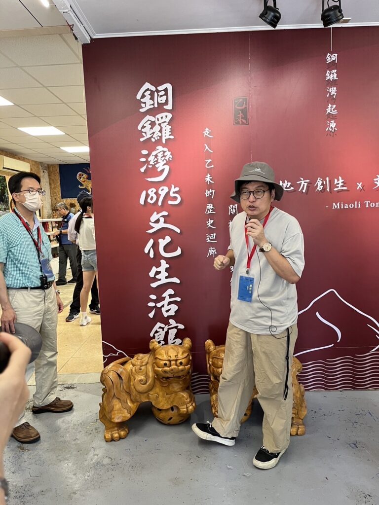 1895文化生活館館長賴世若帶領民眾實地踏查。（圖/國父紀念館提供） 