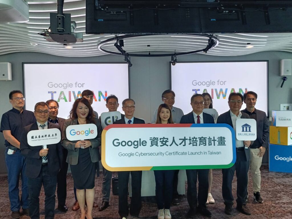 ▲宣勢大會的各單位機構代表開心合影留念。(記者 辛澎祥/攝)