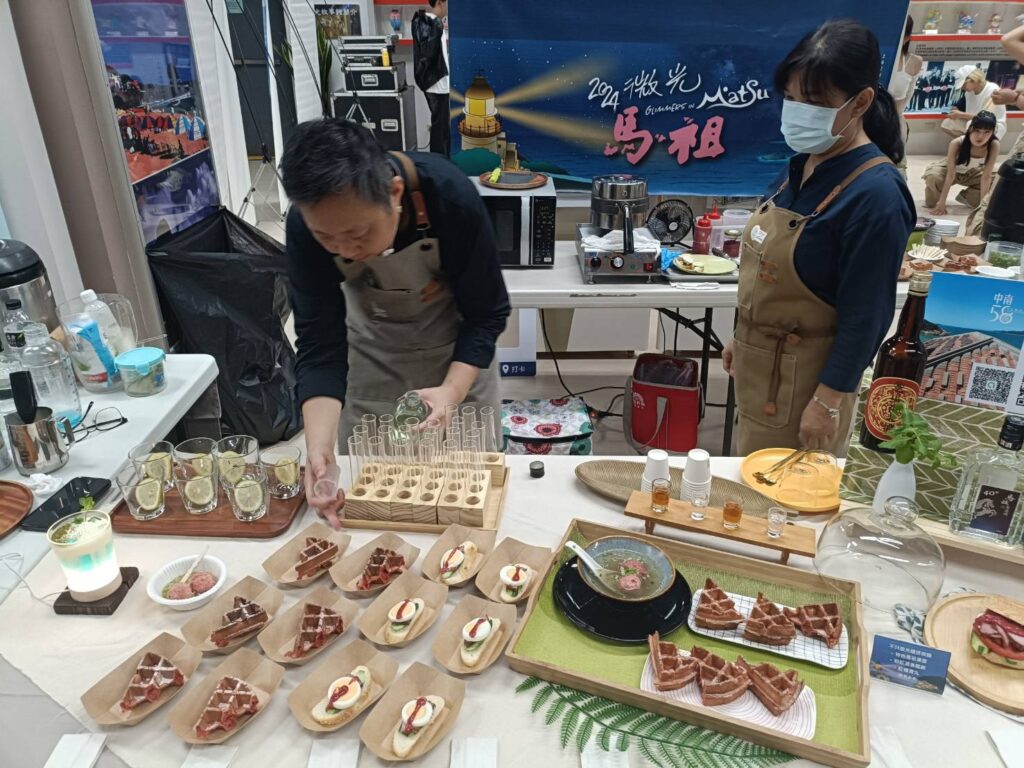 ▲馬祖特產與伴手禮是遊人的最愛。（記者 辛澎祥/攝）