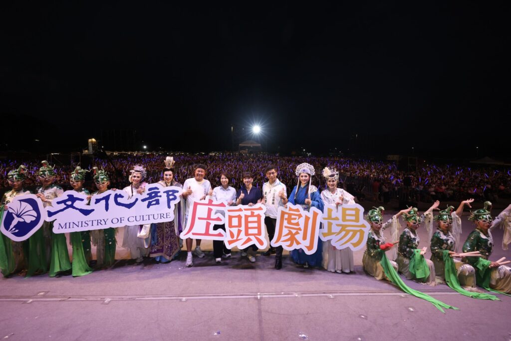 ▲文化部次長李靜慧與屏東縣長周春米為庒頭劇場的屏東啟動合影留念。（圖/文化部 提供）
