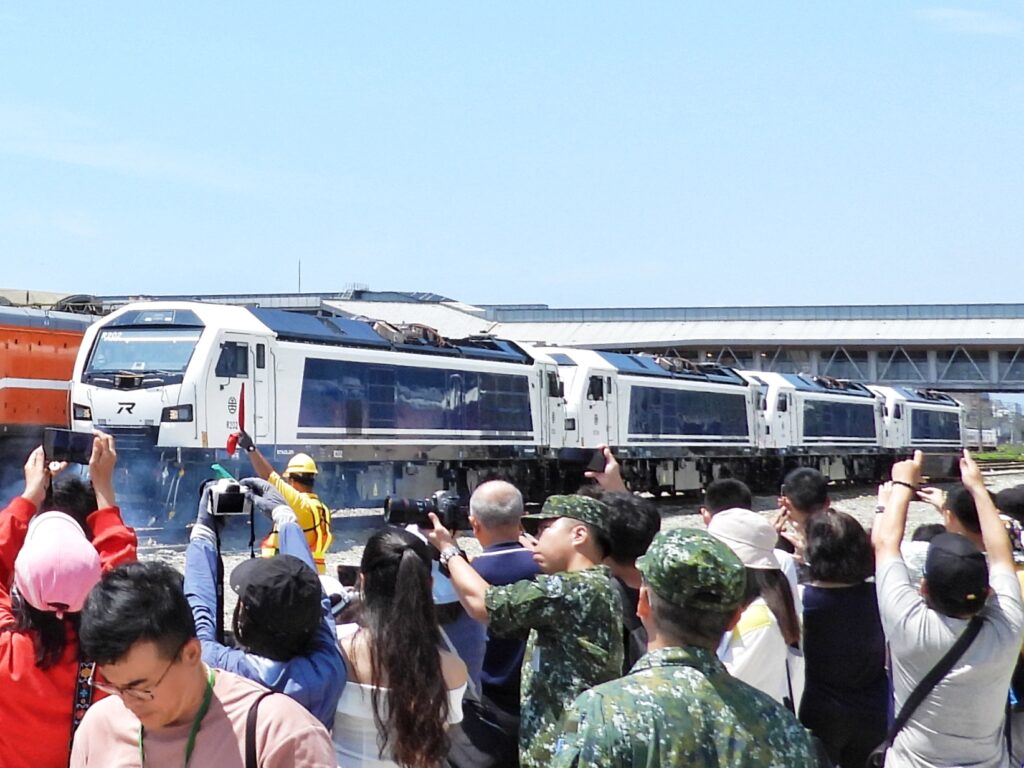 ▲民眾及鐡道迷爭睹臺鐡R200型柴電機車首航的盛況。（圖/臺鐵公司 提供）