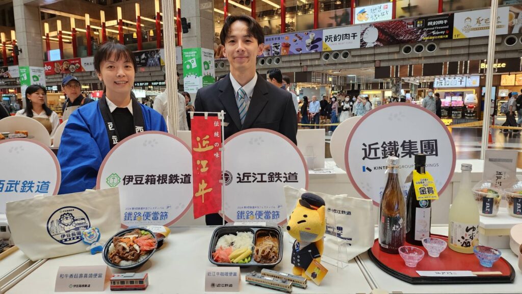 ▲日本鐡路公司來台行銷便當,俊男美女成為焦點。(記者 辛澎祥/攝)
