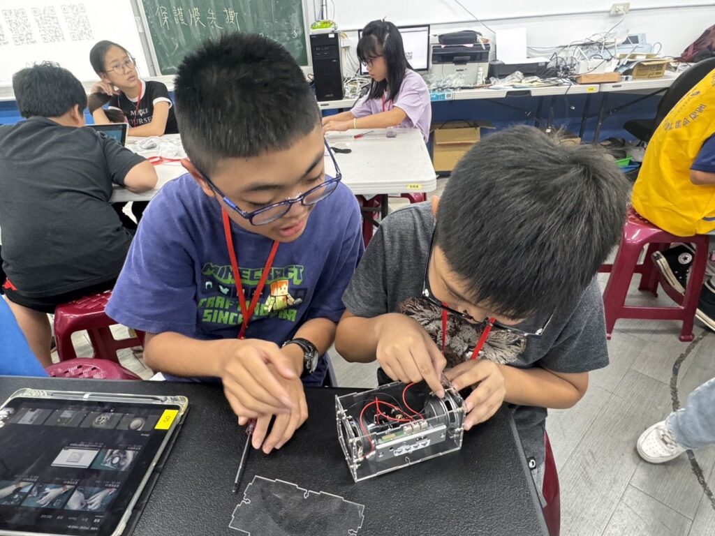 ▲孩童聚精會神參加夏令育樂營活動。（圖/中鋼 提供）