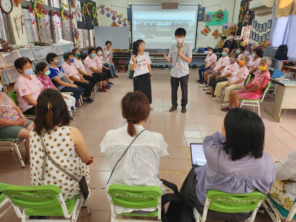 日本參訪團至大安失智服務據點觀摩體驗五感療育百寶箱。(圖/文化局提供)