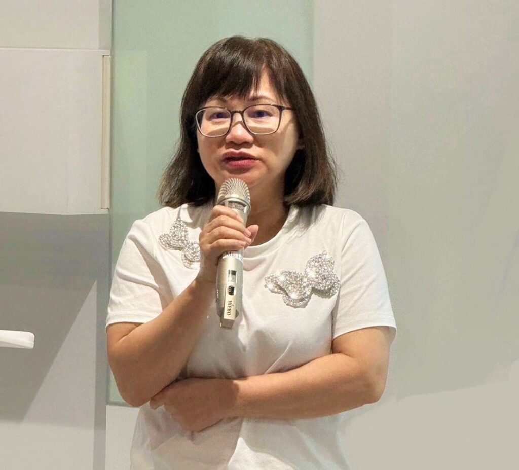 ▲臺灣前輩藝術家張萬傳媳婦的「張萬傳工作室」執行長黃秋菊,共同策畫此次特展活動,備受好評。(圖/呂學偉 提供)