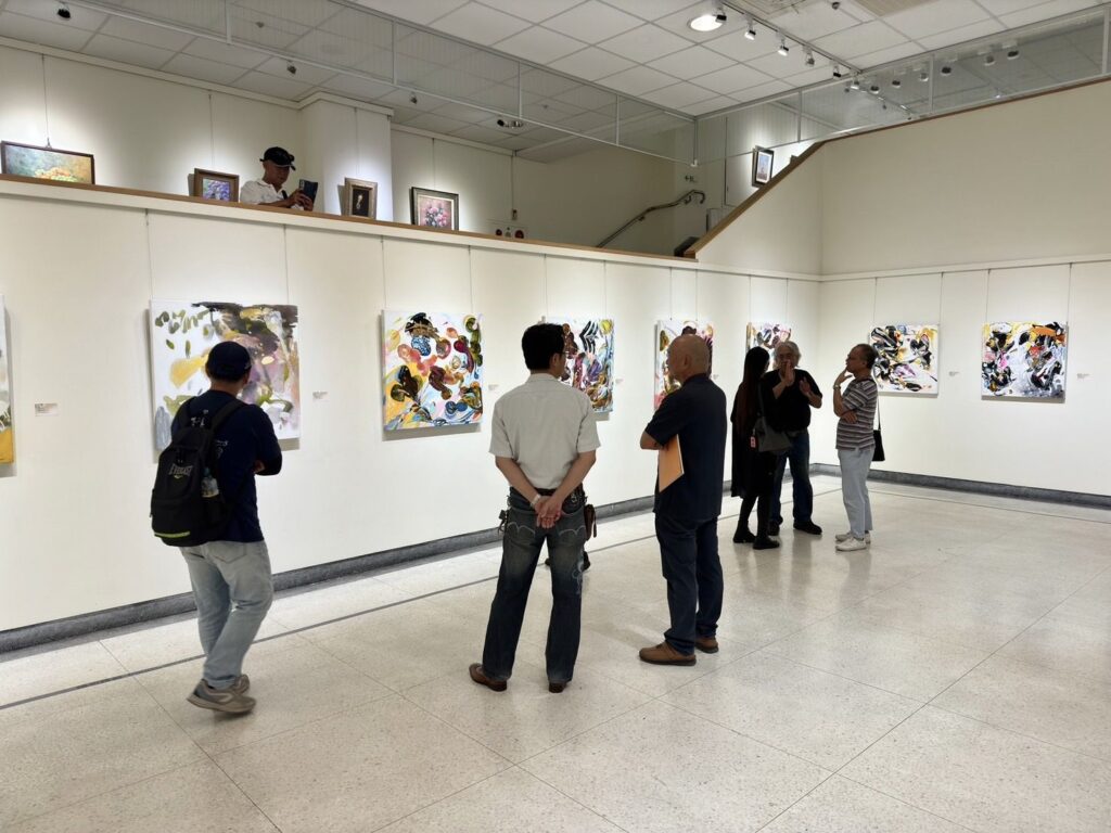 ▲許世芳創作展受到民眾踴躍進場聆賞歡迎。（圖/大墩文化中心 提供）