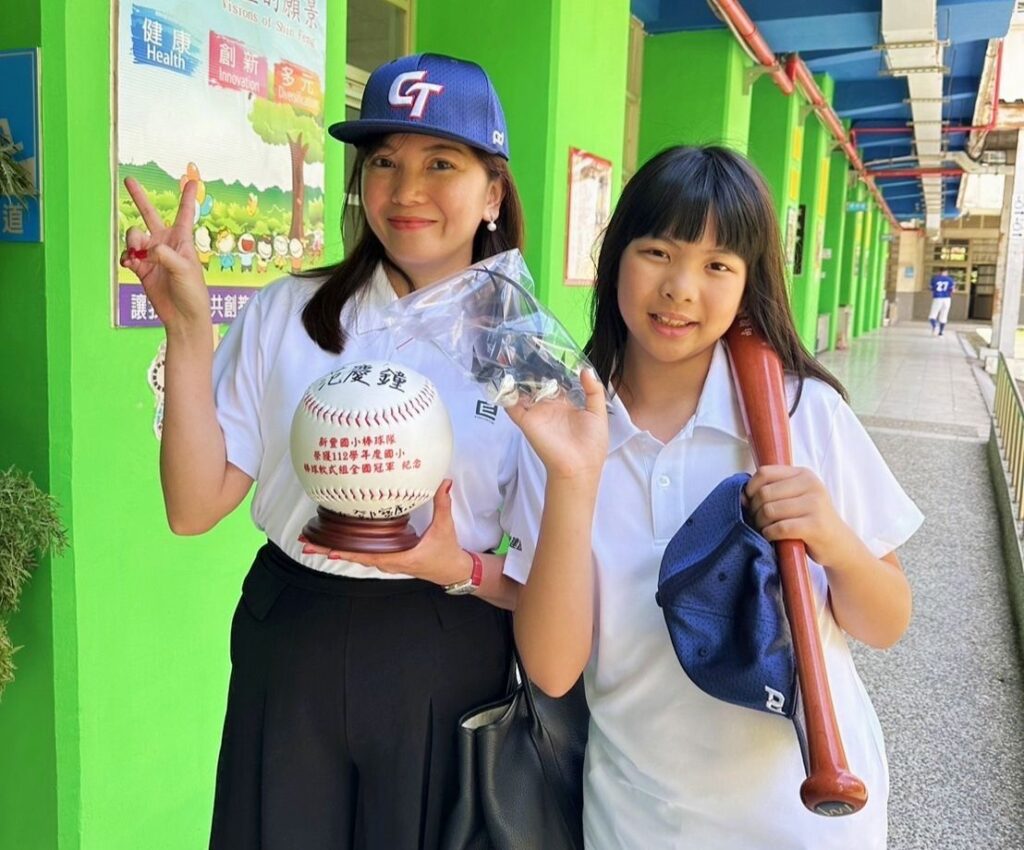 ▲喜好棒球運動的宏利發建設董事長楊雅婷(左)拿到新豐國小棒球隊的紀念品顯得興奮異常。(圖/宏利發建設 提供)