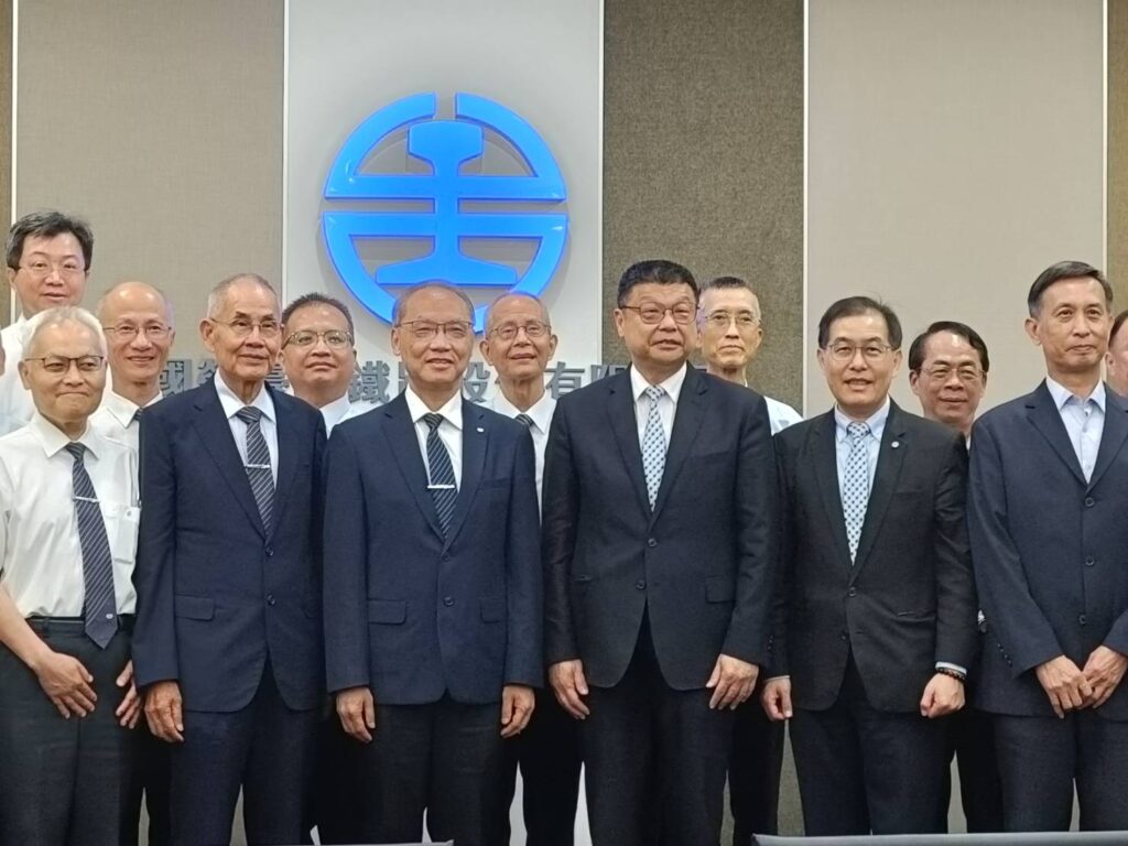▲臺鐵公司與慈濟慈善基金會簽約相關人員代表開心合作,展現為民服務的決心。(記者 辛澎祥/攝)