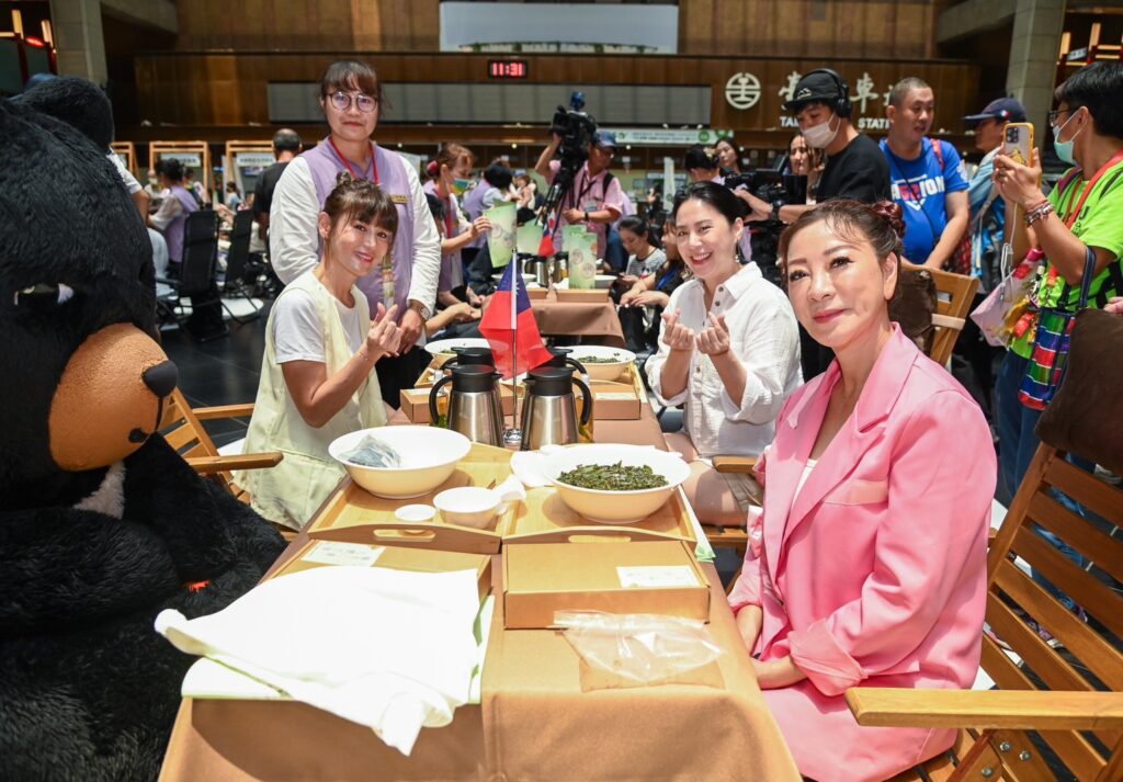 ▲多位知名藝人出席活動顯得非常開心。(圖/觀光署 提供)